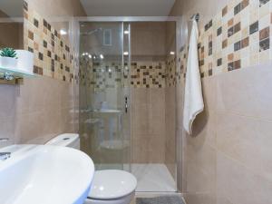 Kúpeľňa v ubytovaní Bright Townhouse - Views - 5 min walk to the Beach