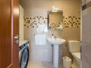 Kúpeľňa v ubytovaní Bright Townhouse - Views - 5 min walk to the Beach