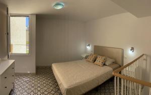 ein Schlafzimmer mit einem Bett mit Kissen darauf in der Unterkunft El Cortijo Bungalow - Pool - Free Parking in Playa de las Americas + 43 Fotos