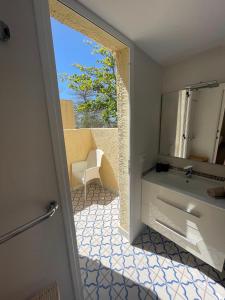 ein Badezimmer mit Waschbecken und Spiegel in der Unterkunft El Cortijo Bungalow - Pool - Free Parking in Playa de las Americas