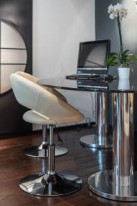 Televízia a/alebo spoločenská miestnosť v ubytovaní Art Gallery Apartment in Florence