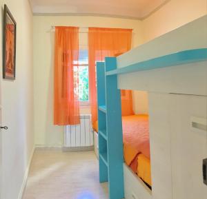 1 dormitorio con litera y cortina de color naranja en CasasMontseny, en Arbúcies