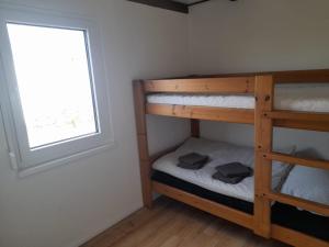 a room with two bunk beds and a window at Büsumer blaue Krabbe in Büsum