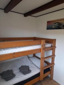 um quarto com 2 beliches num quarto em Büsumer blaue Krabbe em Büsum