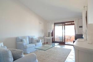 阿兰奇湾城A 30 m dal mare的带沙发和玻璃桌的客厅