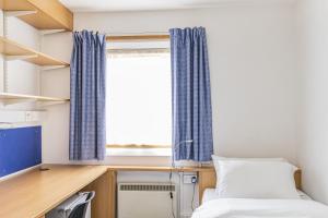 a room with a bed and a desk and a window at Vibrant Ensuite Rooms, HATFIELD - SK in Hatfield