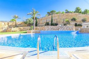 basen w willi z palmami w obiekcie Slyline 40 Lujoso apartamento de 1 dormitorio - Muy soleado w mieście Benidorm +16 zdjęć
