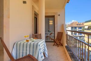 einen Balkon mit einem Tisch und Weingläsern darauf in der Unterkunft Apartamento en Moraira Moramar in Moraira