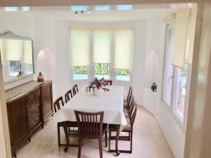 CasasMontseny في أربوثياس: غرفة طعام مع طاولة بيضاء وكراسي