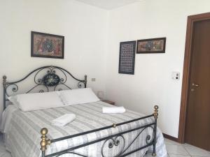 1 cama en un dormitorio con 2 cuadros en la pared en La Rivetta en Omegna