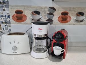 Utensilios para hacer té y café en Apartamento Las Rozas Village