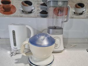 Utensilios para hacer té y café en Apartamento Las Rozas Village
