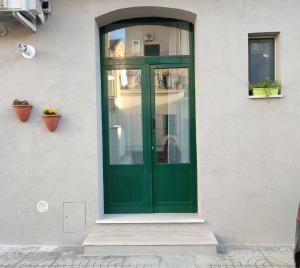 una puerta verde al lado de un edificio en La casa di Filomena, en Termoli