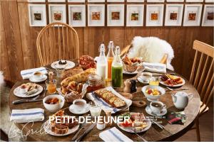 een tafel met eten en drinken erop bij Ecrin Blanc Resort Courchevel in Courchevel