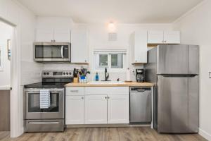 Η κουζίνα ή μικρή κουζίνα στο Coral Cottage Unit 3 +13 φωτογραφίες