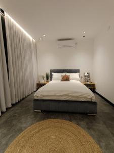 1 dormitorio con 1 cama grande y 1 alfombra en Luxury Aparment 5 room 2 minutes from the beach, en Bat Yam