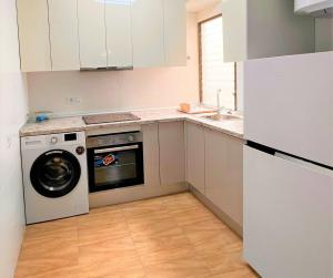 A kitchen or kitchenette at Marinasunbeach Paseo Maritimo Még 8 kép