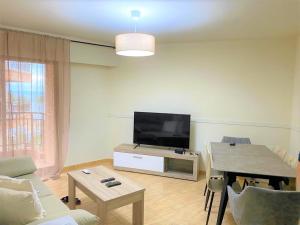 A television and/or entertainment centre at Marinasunbeach Paseo Maritimo