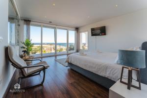 1 dormitorio con cama y vistas al océano en Villa da Gama - Santa Cruz, en Santa Cruz