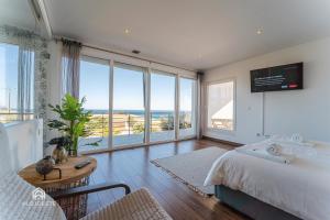 1 dormitorio con cama y vistas al océano en Villa da Gama - Santa Cruz, en Santa Cruz