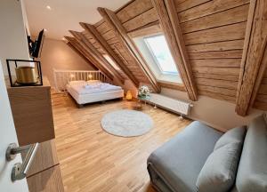 ein Wohnzimmer mit einem Bett und einem großen Fenster in der Unterkunft Chalet & Apart Fichtelberger Blick in Kurort Oberwiesenthal