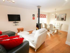 sala de estar con muebles blancos y chimenea en Stoneycroft en Harlech