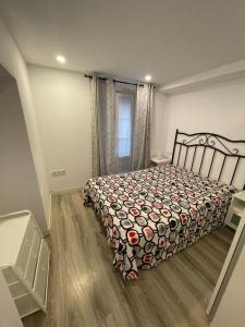 1 dormitorio pequeño con 1 cama en una habitación en Estudio La Flores by Cadiz Time, en Cádiz