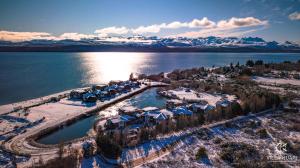 een luchtzicht op een resort in de sneeuw bij Villa Huapi in Dina Huapi