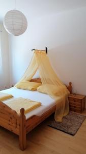 1 dormitorio con 1 cama con mosquitera en Ferienwohnung Maks und Kris, en Sankt Andrä bei Frauenkirchen