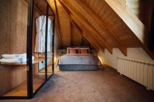 Ліжко або ліжка в номері Hotel Kulla e Bajraktarit