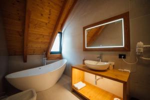 Ванна кімната в Hotel Kulla e Bajraktarit