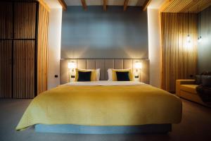 Ліжко або ліжка в номері Hotel Kulla e Bajraktarit