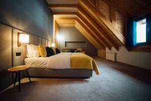 Ліжко або ліжка в номері Hotel Kulla e Bajraktarit