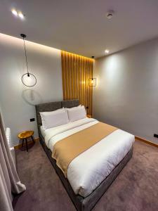 Ліжко або ліжка в номері Hotel Kulla e Bajraktarit