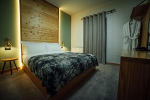 Ліжко або ліжка в номері Hotel Kulla e Bajraktarit