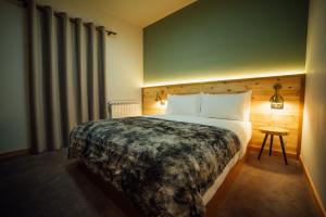 Ліжко або ліжка в номері Hotel Kulla e Bajraktarit