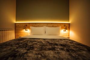 Ліжко або ліжка в номері Hotel Kulla e Bajraktarit