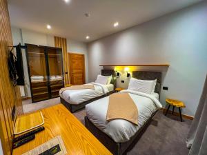 Ліжко або ліжка в номері Hotel Kulla e Bajraktarit