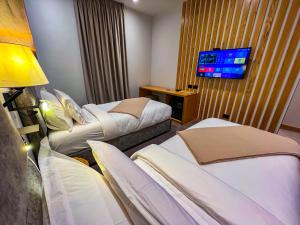 Ліжко або ліжка в номері Hotel Kulla e Bajraktarit