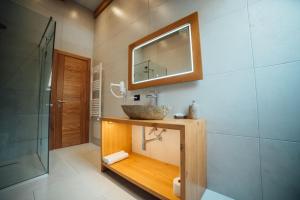 Ванна кімната в Hotel Kulla e Bajraktarit