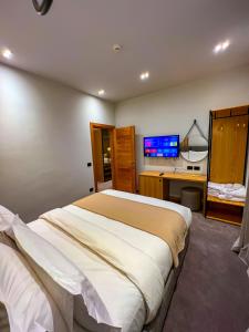 Ліжко або ліжка в номері Hotel Kulla e Bajraktarit