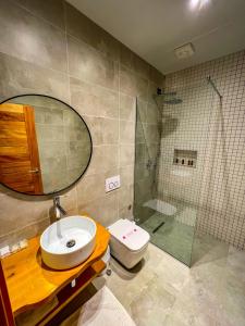 Ванна кімната в Hotel Kulla e Bajraktarit