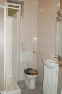 a bathroom with a toilet and a sink at Ferienwohnung Maks und Kris in Sankt Andrä bei Frauenkirchen