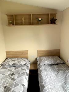 Tempat tidur dalam kamar di Lovely 4 berth caravan on 7 Lakes Country Park at Crowle North Lincolshire