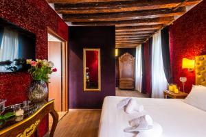 a bedroom with red and purple walls and a bed at Ca' Maria Callas in Venice