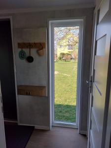 an open door with a view of a yard at Gemütliches Landhauswohnen rent-by-seibold in Erzhausen