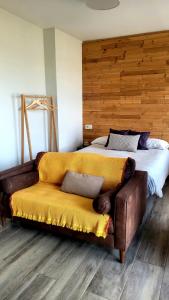 Casas Rurales Maribel - Complejo Moradas del Cerro 1 - Suites con Jacuzzi en Alcalá del Júcar客房内的一张或多张床位