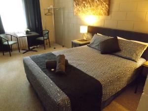 Кровать или кровати в номере Sunbird Motel
