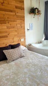 Casas Rurales Maribel - Complejo Moradas del Cerro 1 - Suites con Jacuzzi en Alcalá del Júcar客房内的一张或多张床位
