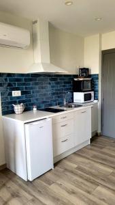 Casas Rurales Maribel - Complejo Moradas del Cerro 1 - Suites con Jacuzzi en Alcalá del Júcar的厨房或小厨房